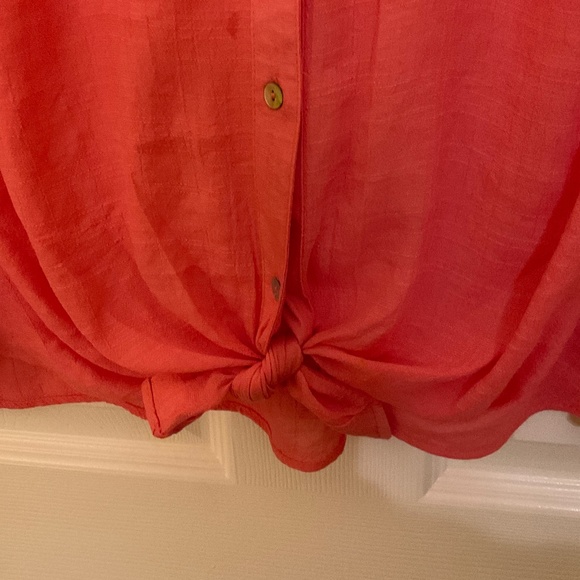 LADIES TIE FRONT BLOUSE.  EXCELLENT CONDITION!  XL. PRETTY CORAL COLOR. COMFY! - Picture 4 of 10
